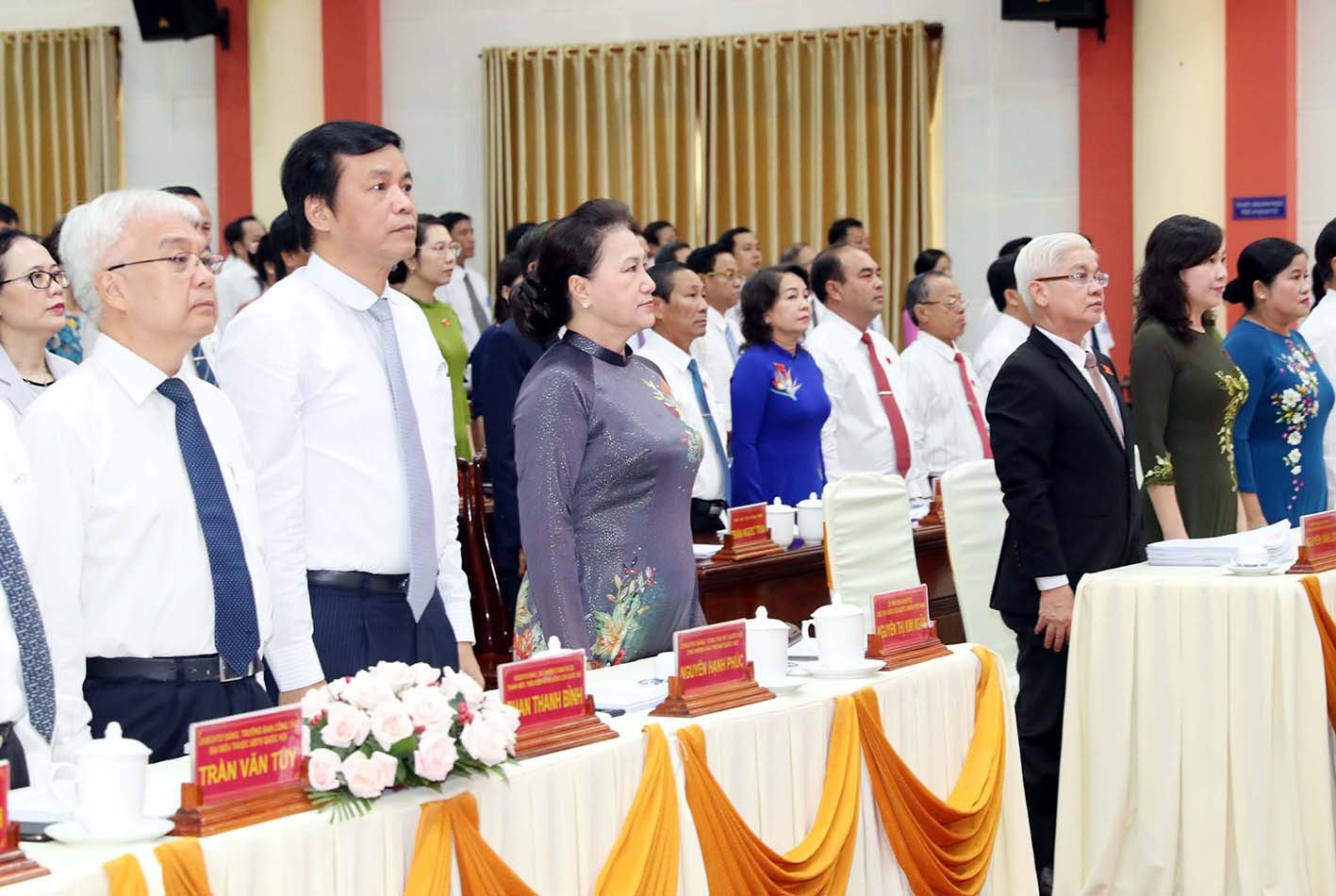 Chủ tịch Quốc hội Nguyễn Thị Kim Ngân và các đại biểu thực hiện nghi thức chào cờ. (Ảnh: Trọng Đức- TTXVN)