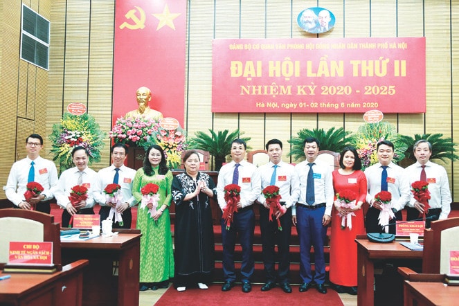Phó Bí thư Thành ủy, Chủ tịch HĐND thành phố Nguyễn Thị Bích Ngọc tặng hoa chúc mừng Ban Chấp hành Đảng bộ cơ quan Văn phòng HĐND thành phố nhiệm kỳ 2020 - 2025