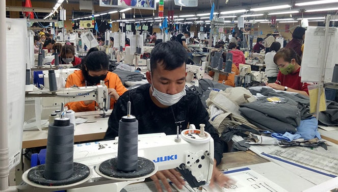 Mặc dù chịu tác động lớn của dịch Covid-19 nhưng cộng đồng doanh nghiệp của Thủ đô vẫn bảo đảm thu nhập, tiền lương cho người lao động Ảnh: P.Long