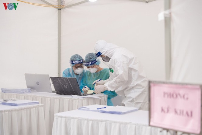 Một trạm test nhanh Covid-19 tại trường THCS Đống Đa, Hà Nội