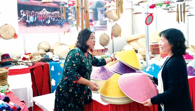 Nón lá làng Chuông - một trong những sản phẩm OCOP của huyện Thanh Oai, Hà Nội Ảnh: Tường Vy