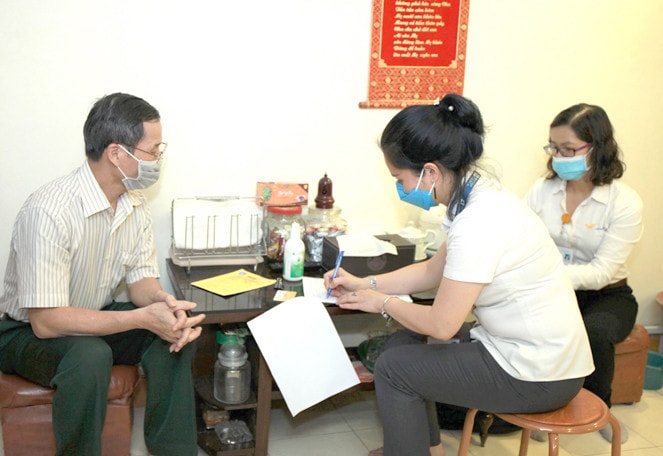 Từ ngày 16.4, nhân viên Bưu điện Thành phố Hà Nô đã bắt đầu đến từng nhà chi trả lương hưu, trợ cấp bảo hiểm xã hội mà không thu bất kỳ khoản phí nào