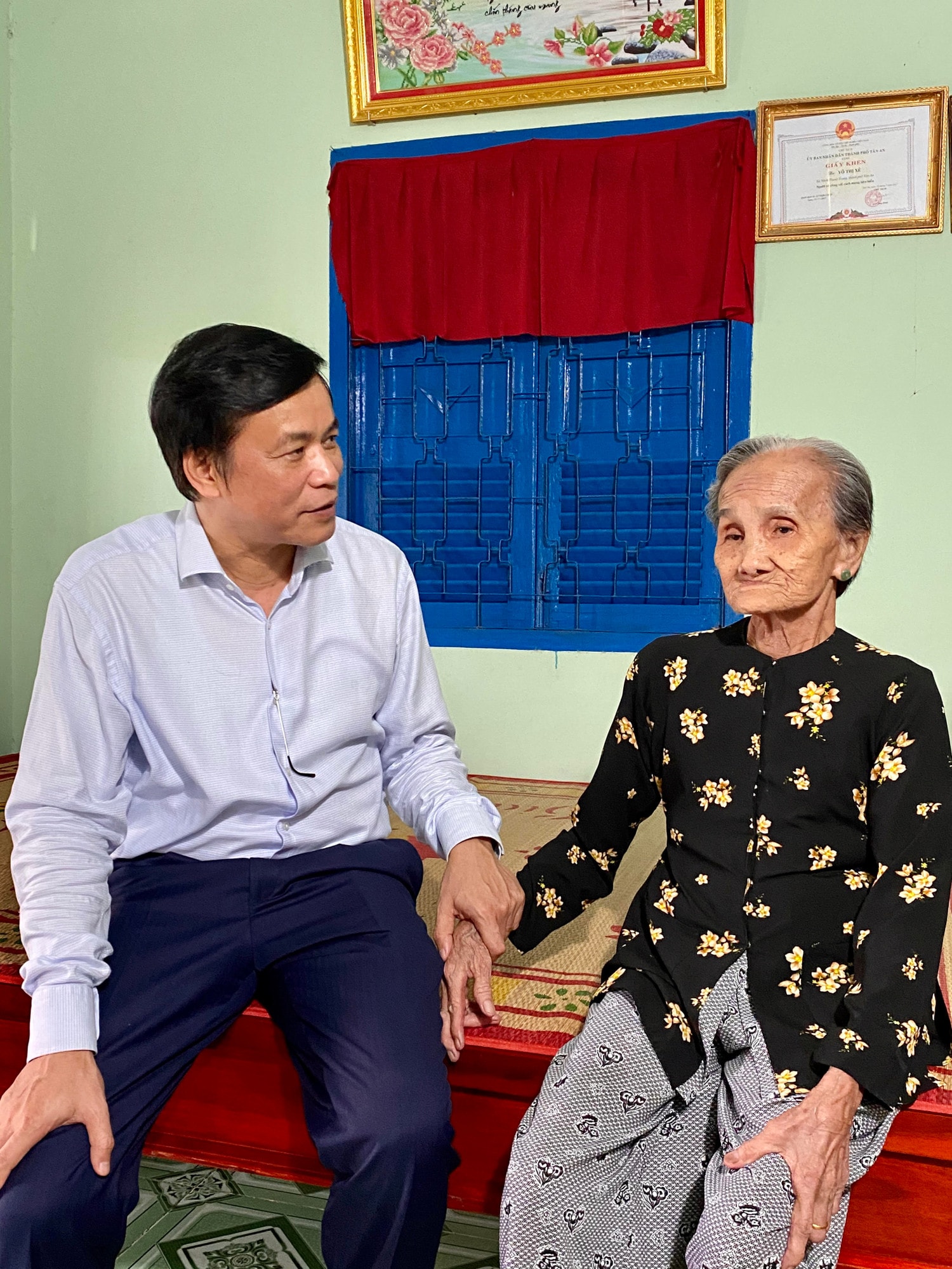Tổng Thư ký Quốc hội, Chủ nhiệm Văn phòng Quốc hội Nguyễn Hạnh Phúc với Mẹ Việt Nam Anh hùng Võ Thị Xê