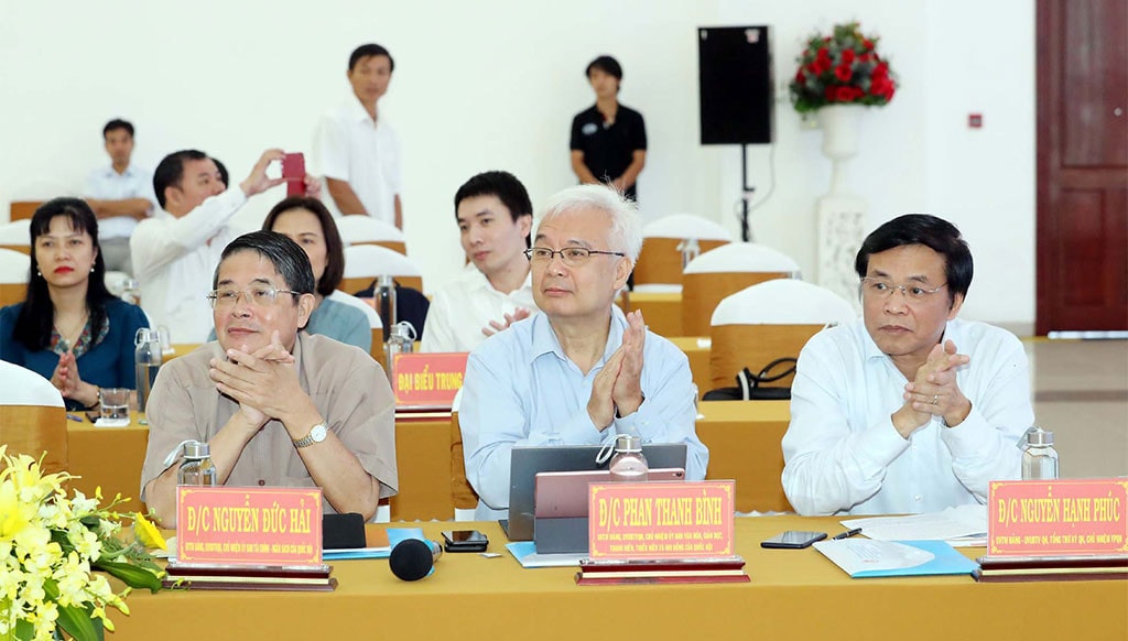 Ủy viên Trung ương Đảng, Chủ nhiệm Ủy ban Tài chính - Ngân sách Nguyễn Đức Hải; Ủy viên Trung ương Đảng, Chủ nhiệm Ủy ban Văn hóa, Giáo dục, TN, TN và NĐ Phan Thanh Bình; Ủy viên Trung ương Đảng, Tổng Thư ký Quốc hội, Chủ nhiệm Văn phòng Quốc hội Nguyễn Hạnh Phúc tới dự Hội nghị