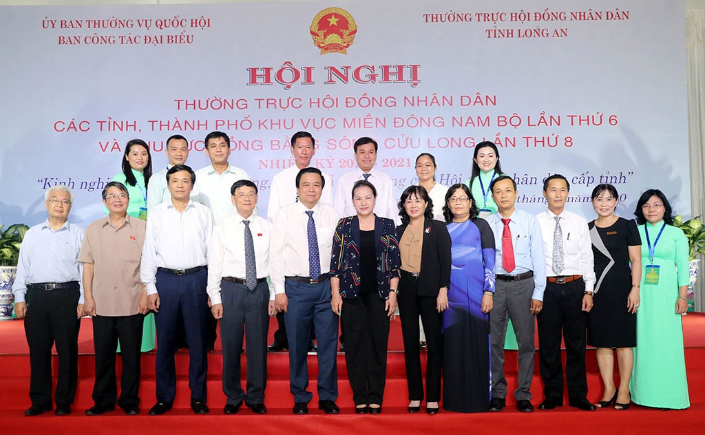 Chủ tịch Quốc hội Nguyễn Thị Kim Ngân với các đại biểu chụp ảnh lưu niệm tại Hội nghị