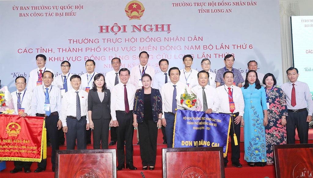 Chủ tịch QH Nguyễn Thị Kim Ngân chứng kiến lễ trao cờ đăng cai hội nghị từ tỉnh Long An cho các tỉnh Bình Dương và An Giang