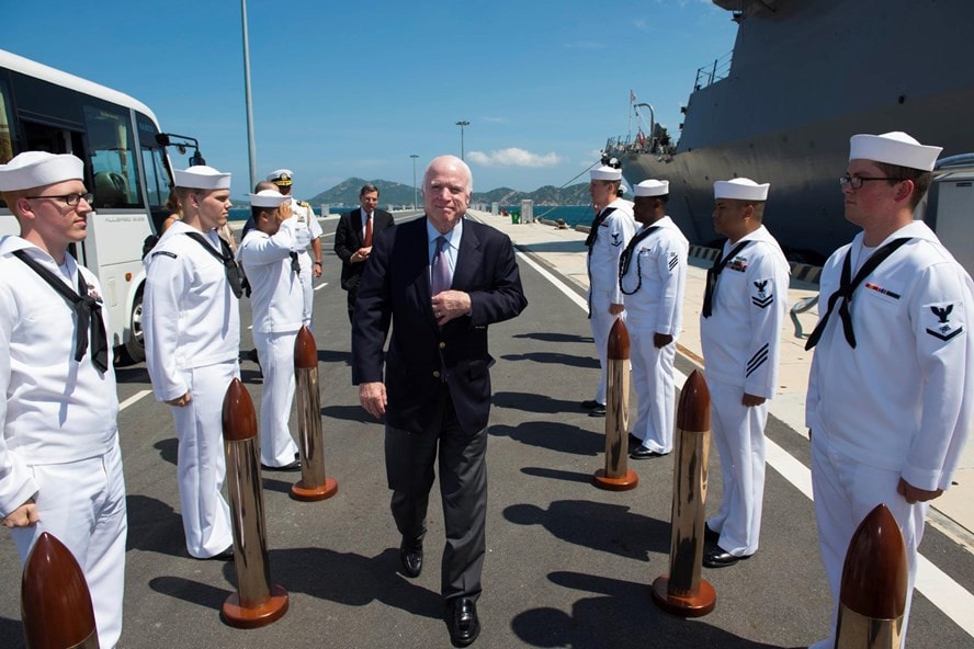 Thượng nghị sĩ John McCain thăm tàu USS John S.McCain ở Cam Ranh ngày 2.6.2017 Nguồn: US Embassy