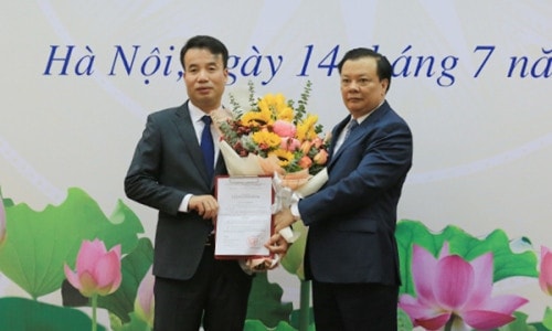 Bộ trưởng Bộ Tài chính Đinh Tiến Dũng - Chủ tịch Hội đồng Quản lý BHXH Việt Nam (bên phải) trao quyết định bổ nhiệm Tổng Giám đốc BHXH Việt Nam cho ông Nguyễn Thế Mạnh