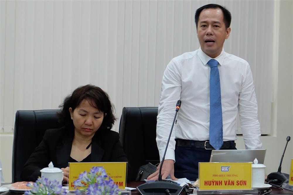 Theo Phó Hiệu trưởng Trường ĐH Sư phạm TP Hồ Chí Minh Huỳnh Văn Sơn, chương trình giáo dục phổ thông nếu được chỉnh sửa trong biên độ nhất định sau 2 - 3 năm thực hiện thì tốt hơn Phó Hiệu trưởng Trường ĐH Sư phạm TP Hồ Chí Minh Huỳnh Văn Sơn