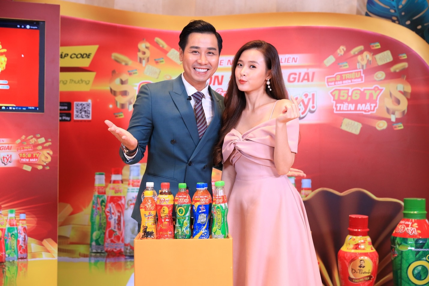 Midu cùng MC Nguyên Khang tại buổi quay số