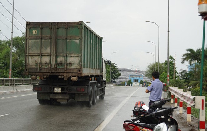 Xe chở rác vào bãi rác Đa Phước Nguồn: ITN