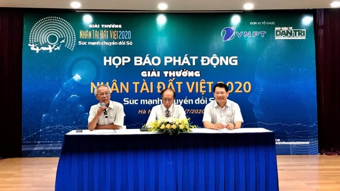 Ban tổ chức chủ trì buổi họp báo giới thiệu giải thưởng