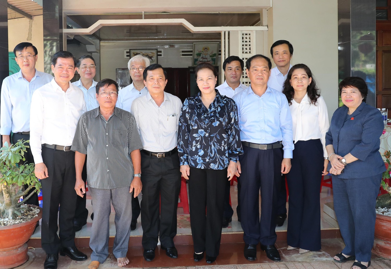 Chủ tịch Quốc hội Nguyễn Thị Kim Ngân và Đoàn công tác chụp ảnh với thương binh hạng 3/4 Nguyễn Văn Hơn