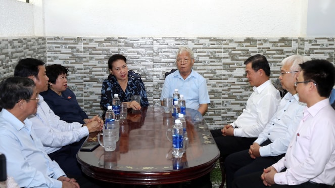 Chủ tịch Quốc hội Nguyễn Thị Kim Ngân Anh và Đoàn công tác thăm Anh hùng lực lượng vũ trang Nguyễn Văn Tròn ở phường Phước Hiệp, TP Bà Rịa