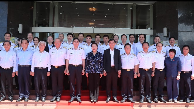 Chủ tịch Quốc hội Nguyễn Thị Kim Ngân và Đoàn công tác chụp ảnh với cán bộ Tổng Công ty Tân Cảng Sài Gòn