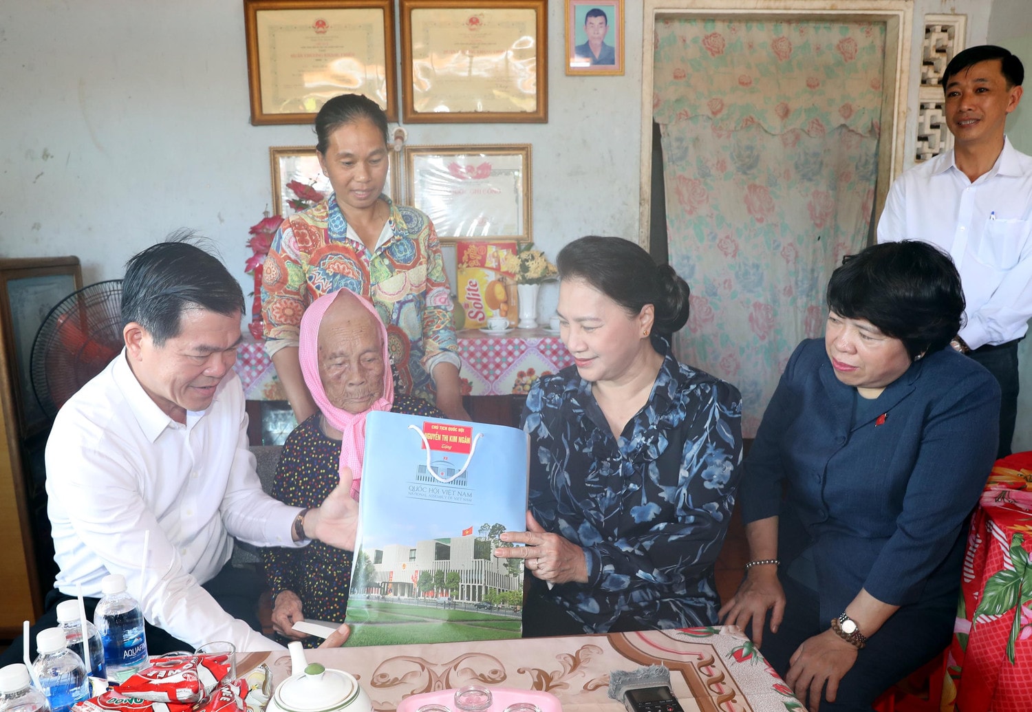 Chủ tịch Quốc hội Nguyễn Thị Kim Ngân thăm và tặng quà Mẹ Việt Nam Anh hùng Võ Thị Vĩ ở xã Hòa Long, TP Bà Rịa