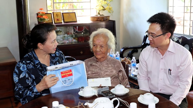 Chủ tịch Quốc hội Nguyễn Thị Kim Ngân thăm và tặng quà Mẹ Việt Nam anh hùng Trần Thị Đường ở xã Hòa Long, TP Bà Rịa