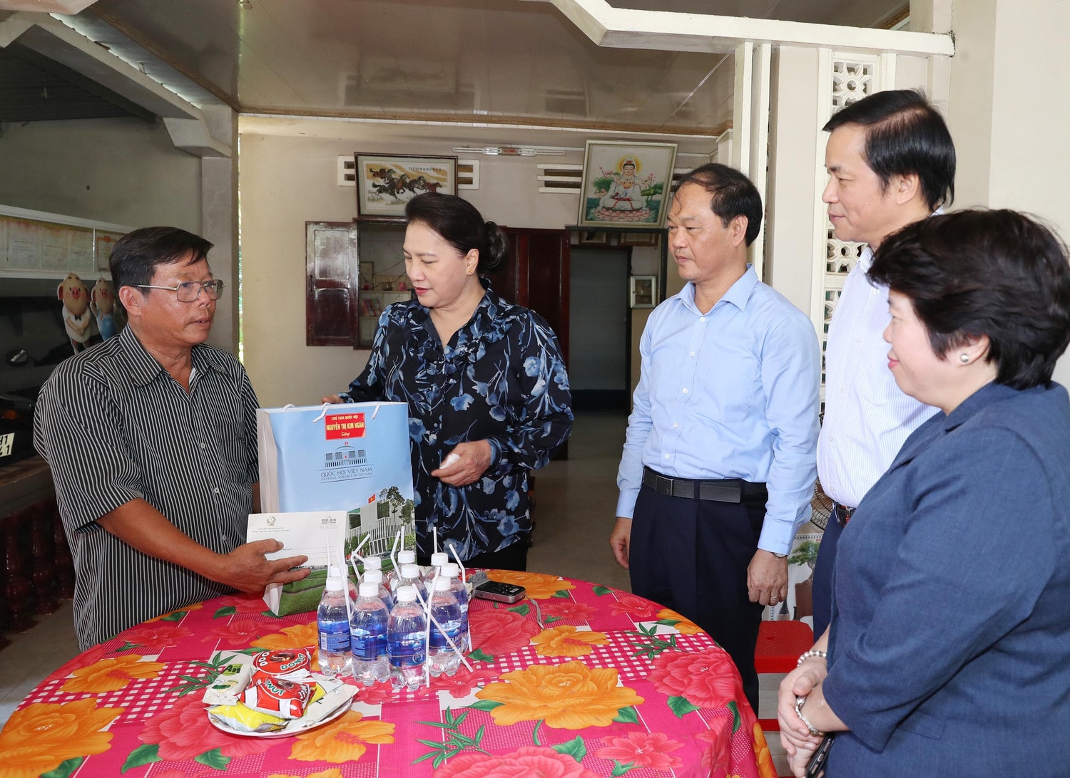 Chủ tịch Quốc hội Nguyễn Thị Kim Ngân thăm và tặng quà thương binh hạng 3/4 Nguyễn Văn Hơn ở khu phố Hòa Hội, thị trấn Đất Đỏ