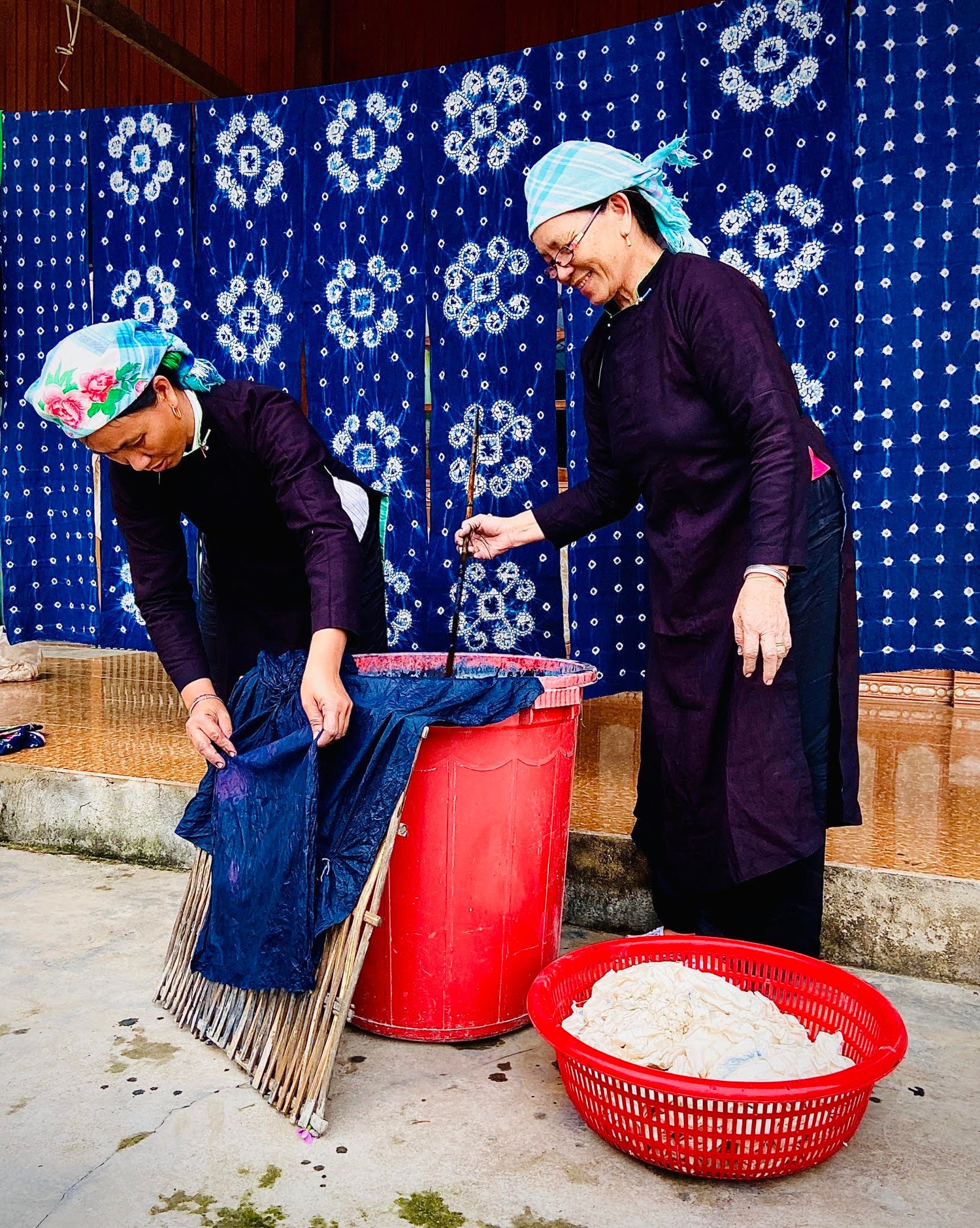 Hình ảnh nhưng người phụ nữ dân tộc Tày nhuộm vải