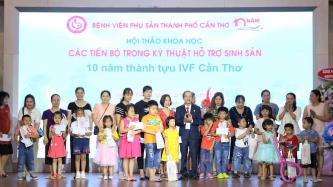 BS.CKII. Nguyễn Hữu Dự - Giám đốc Bệnh viện Phụ sản TP. Cần Thơ trao quà đến các gia đình tham dự sự kiện 10 năm thành tựu IVF Cần Thơ