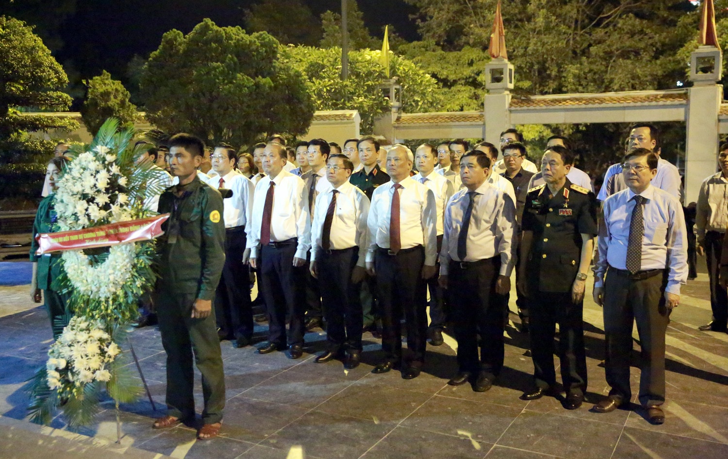Lãnh đạo Đảng, Nhà nước dâng hương, dâng hoa tại Nhà bia thanh niên xung phong, tỉnh Hà Tĩnh