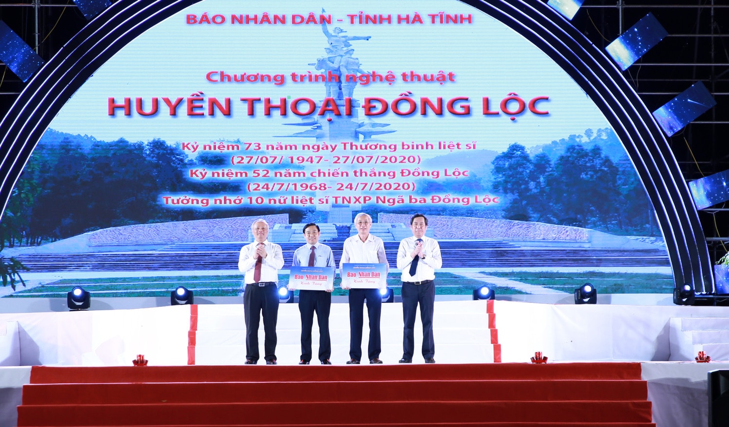 Ban tổ chức trao quà đóng góp Quỹ học bổng Lam Hồng và xây dựng Đền thờ các anh hùng liệt sĩ Ngã ba Đồng Lộc