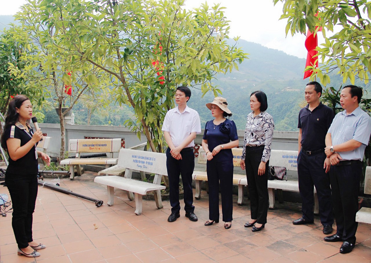 Đoàn công tác lắng nghe về lịch sử của điểm cao 468
