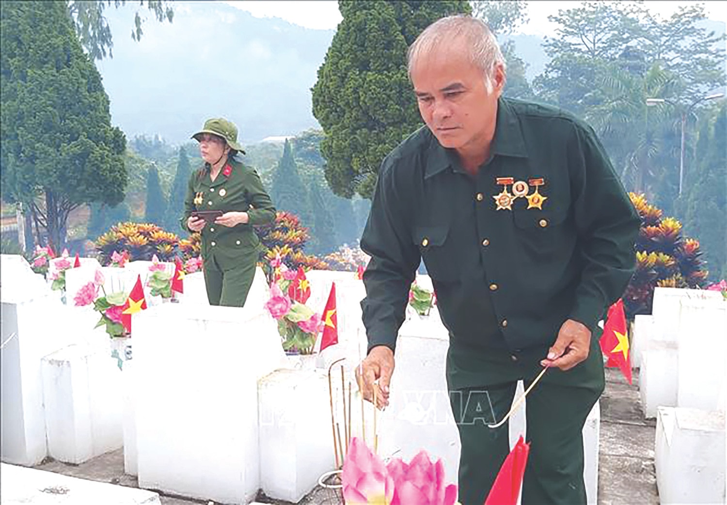 Ông Mai Đức Ngời, cựu chiến binh mặt trận Vị Xuyên thắp hương cho đồng đội tại Nghĩa trang Liệt sĩ quốc gia Vị Xuyên Nguồn: TTXVN