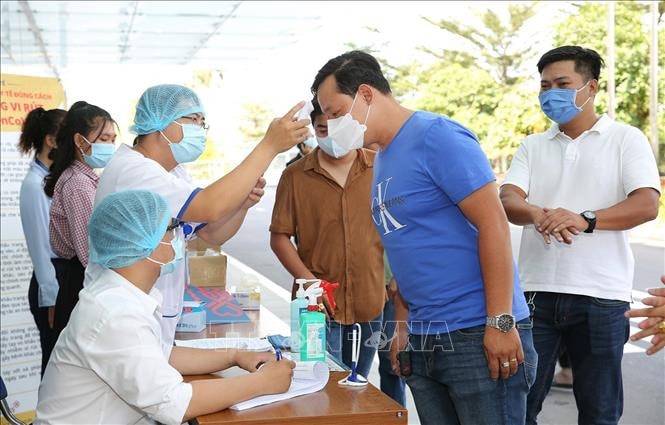 Đo thân nhiệt người đi khám bệnh tại Bệnh viện Gia An 115 Thành phố Hồ Chí Minh