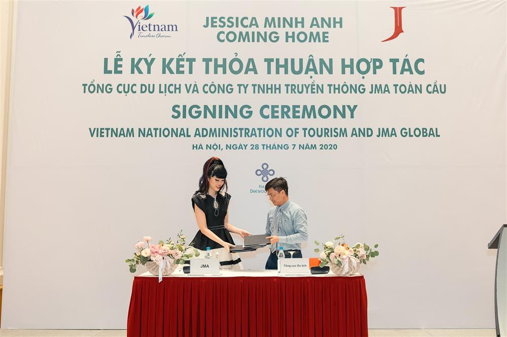 Ký kết thỏa thuận giữa đại diện Tổng cục Du lịch và Jessica Minh Anh Ký kết thỏa thuận giữa đại diện Tổng cục Du lịch và Jessica Minh Anh