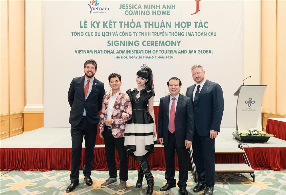 Giám đốc Văn phòng đại diện UNESCO Việt Nam Michael Croft, Phó Tổng cục trưởng Tổng cục Du lịch Hà Văn Siêu, Jessica Minh Anh cùng các khách mời tại sự kiện Giám đốc Văn phòng đại diện UNESCO Việt Nam Michael Croft, Phó Tổng cục trưởng Tổng cục Du lịch Hà Văn Siêu, Jessica Minh Anh cùng các khách mời tại sự kiện