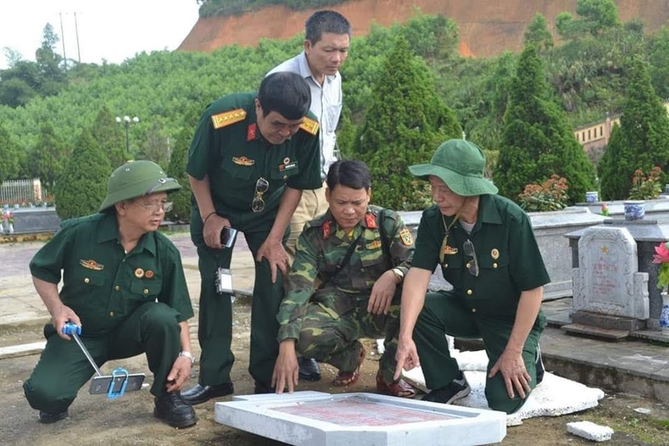 Cựu chiến binh Phạm Công Hưởng (người đội mũ cối); cựu chiến binh Hoàng Chúc (người đội mũ tai bèo) và các đồng đội trên hành trình đi tìm 17 liệt sỹ Tiểu đoàn Đặc công D404