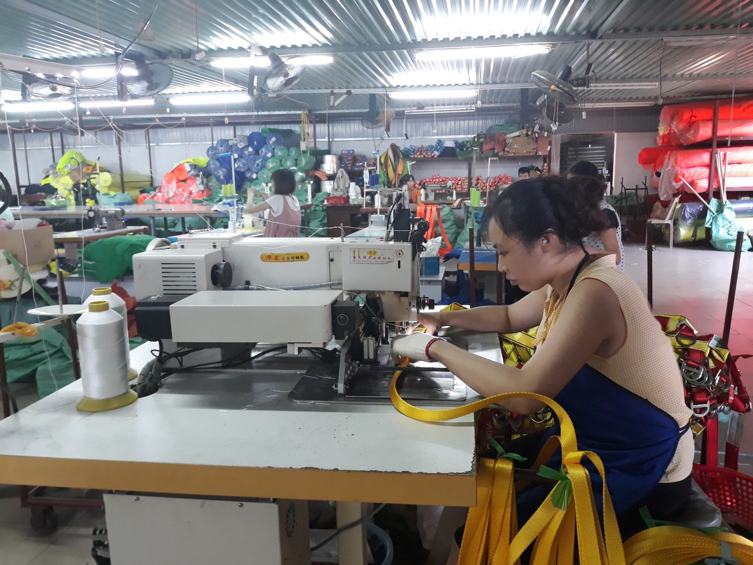 Công nhân Công ty Phương Ngọc sản xuất dây đeo an toàn Ảnh: V. Thủy