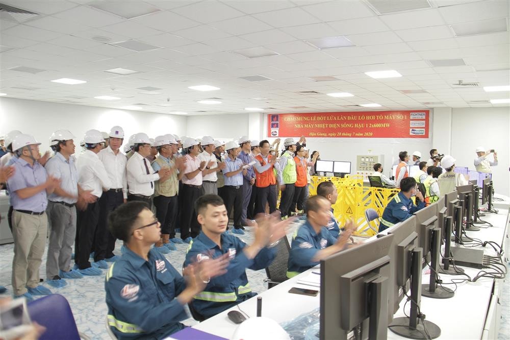 Lãnh đạo PVN, Tổng thầu LILAMA và đại biểu chứng kiến dấu mốc đốt lửa lần đầu Lò hơi Tổ máy số 1 NMNĐ Sông Hậu 1 1. Lãnh đạo PVN, Tổng thầu LILAMA và đại biểu chứng kiến dấu mốc đốt lửa lần đầu Lò hơi Tổ máy số 1 NMNĐ Sông Hậu 1