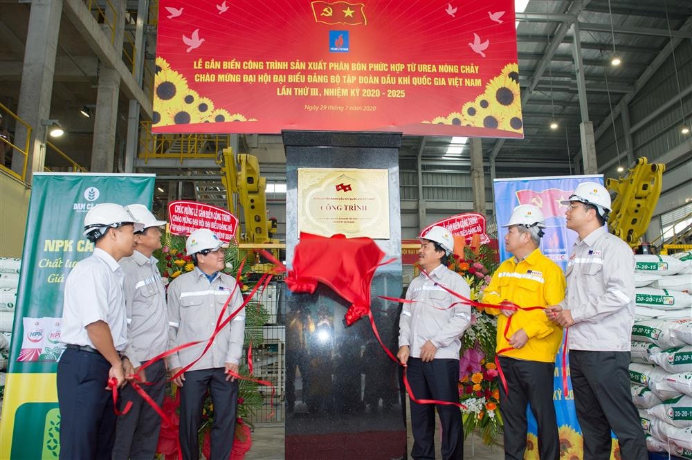 3.	Nghi thức gắn biển công trình sản xuất phân bón phức hợp từ urea nóng chảy chào mừng Đại hội Đảng bộ Tập đoàn lần III, nhiệm kỳ 2020-2025