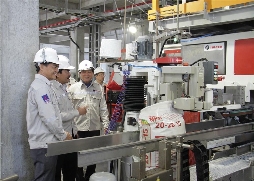 4.	Đoàn đại biểu tham quan dây chuyển sản xuất phân bón phức hợp từ urea nóng chảy của Đạm Cà Mau