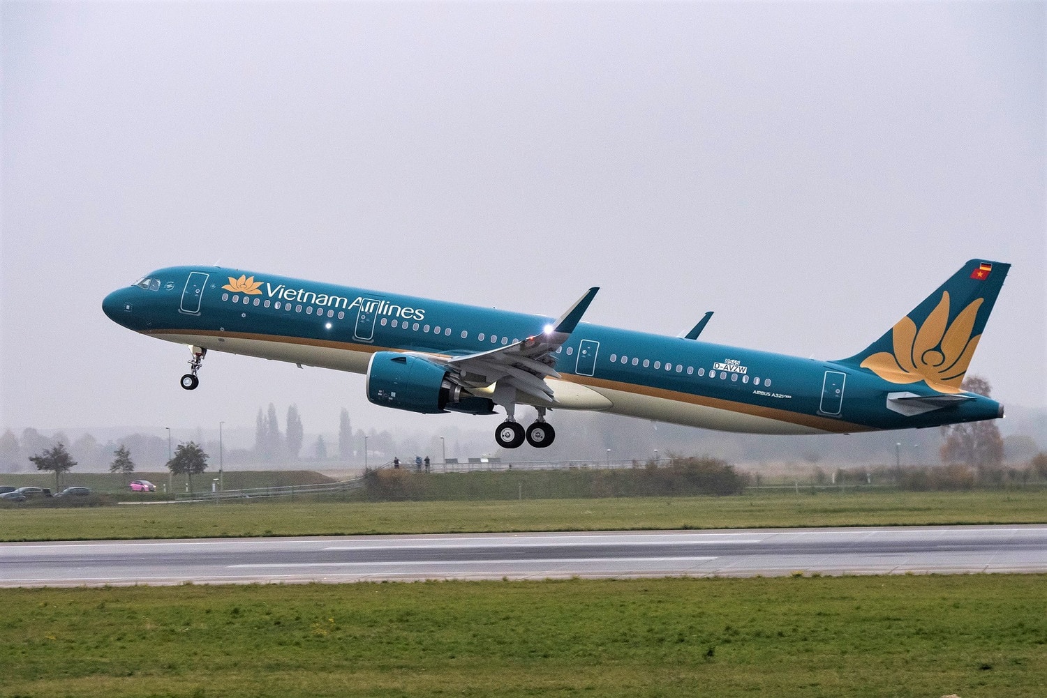 Vietnam Airlines chở 219 công dân Việt Nam từ Guinea Xích Đạo về nước đã hạ cánh an toàn xuống sân bay Nội Bài