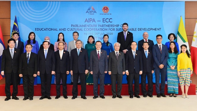 Phó Chủ tịch Quốc hội Phùng Quốc Hiển và các đại biểu dự hội nghị chụp hình lưu niệm Ảnh: Quang Khánh
