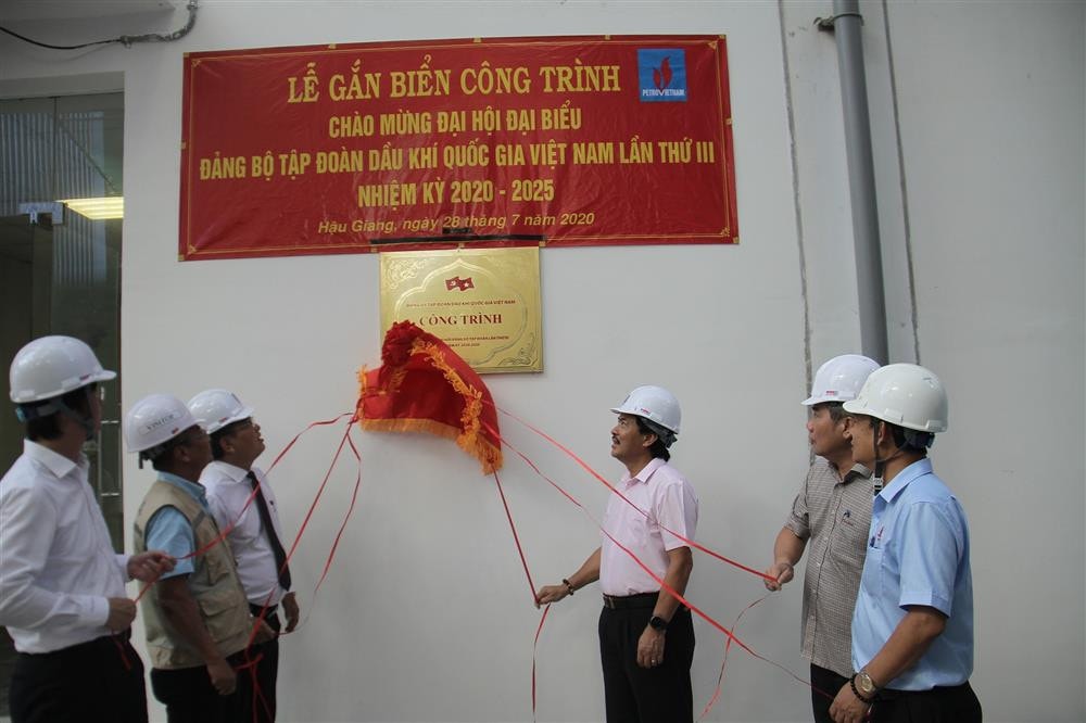 Thực hiện nghi thức gắn biển công trình chào mừng Đại hội Đảng bộ Tập đoàn lần thứ III 2. Thực hiện nghi thức gắn biển công trình chào mừng Đại hội Đảng bộ Tập đoàn lần thứ III