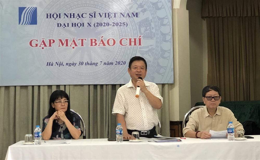 Chủ tịch Hội Nhạc sĩ Việt Nam, PGS.TS, nhạc sĩ Đỗ Hồng Quân thông tin tại họp báo