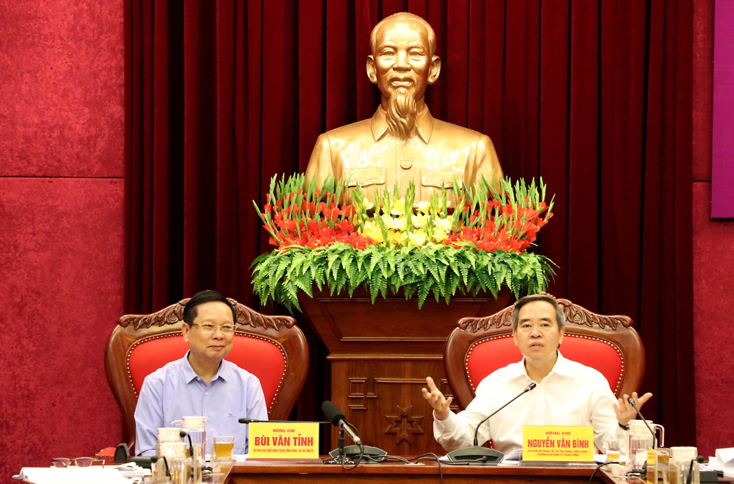 Trưởng Ban Kinh tế Trung ương Nguyễn Văn Bình phát biểu tại buổi làm việc Trưởng Ban Kinh tế Trung ương Nguyễn Văn Bình phát biểu tại buổi làm việc