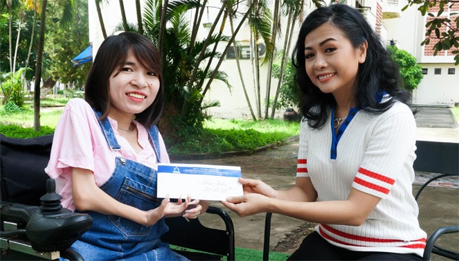 Với món quà từ nữ doanh nhân Trần Uyên Phương trao tặng, Huyền mong muốn giúp đỡ nhiều hơn những hoàn cảnh kém may mắn