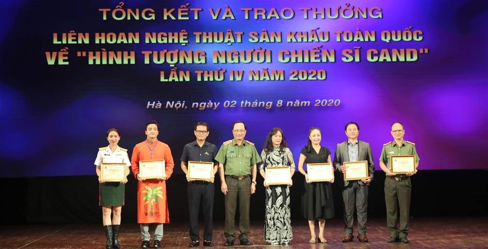 Trưởng ban tổ chức Liên hoan, Thượng tướng Nguyễn Văn Thành trao giải cho các đơn vị có vở diễn giành HCV