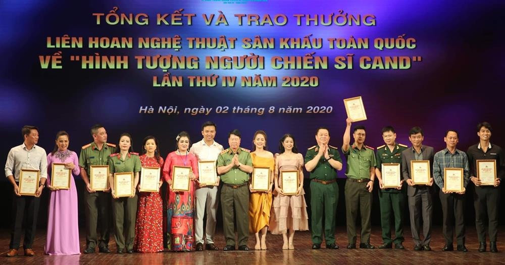 Phó Chủ nhiệm Tổng cục Chính trị, Thượng tướng Nguyễn Trọng Nghĩa; Thứ trưởng Bộ Công an, Thượng tướng Bùi Văn Nam trao giải cho các nghệ sĩ giành HCV