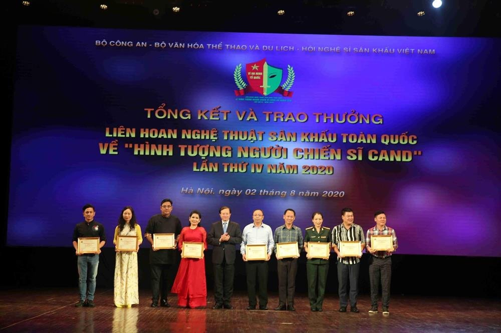 Thứ trưởng Bộ Văn hóa, Thể thao và Du lịch Tạ Quang Đông trao giải cho các đơn vị có vở diễn giành HCB