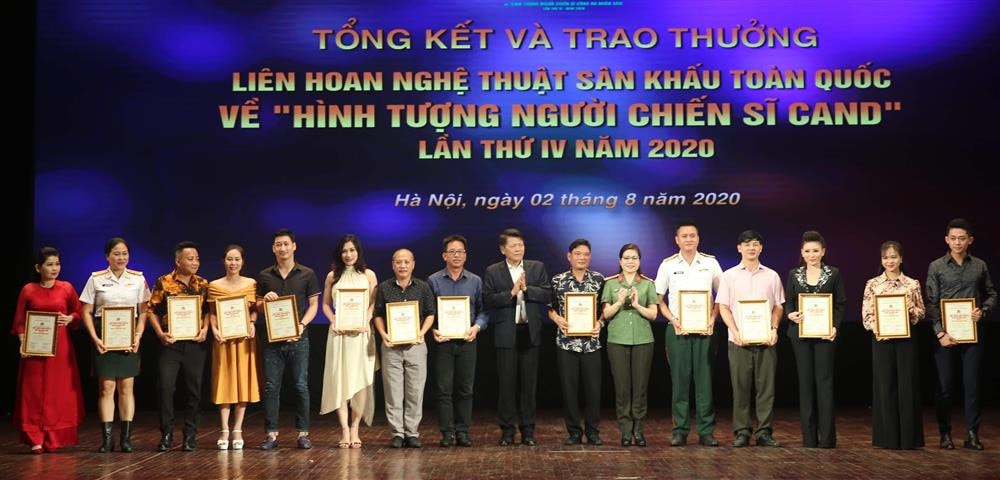 NSND Nguyễn Quang Vinh, Quyền Cục trưởng Cục Nghệ thuật Biểu diễn; Trung tá, NSND Nguyễn Thị Thúy Hiền, Giám đốc Nhà hát Công an nhân dân, trao HCB cho các nghệ sĩ