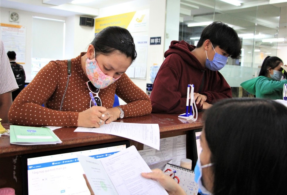 Thực hiện chi trả lương hưu, trợ cấp BHXH. Ảnh minh họa