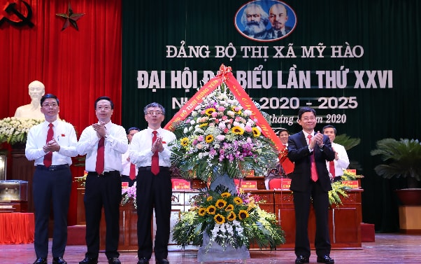 Phó Bí thư Thường trực tỉnh ủy Hưng Yên Nguyễn Duy Hưng (ngoài cùng bên phải) chúc mừng ĐH Đại biểu Đảng bộ Thị xã Mỹ Hào
