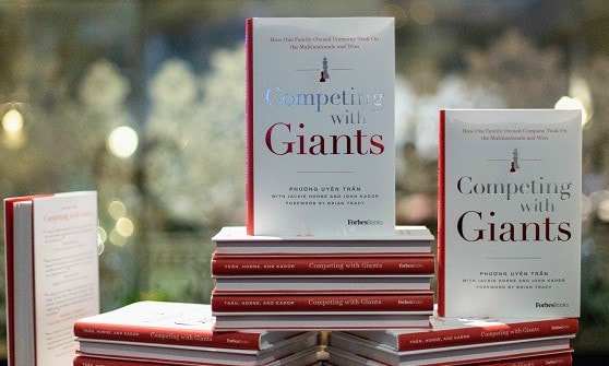 Cuốn sách “Competing with Giants” của tác giả Trần Uyên Phương