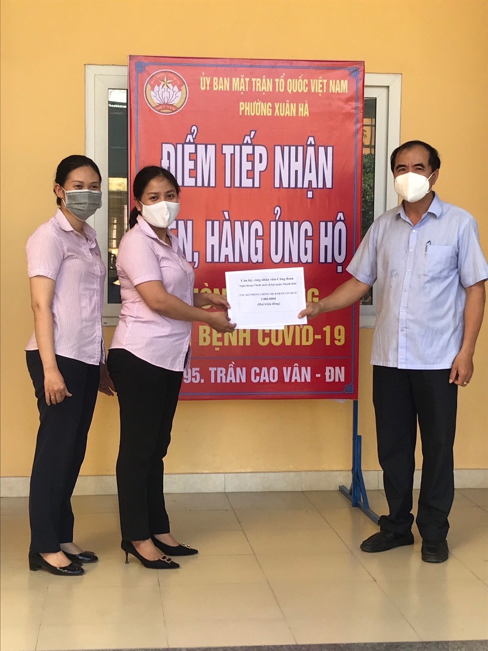 Nhiều phần thực phẩm thiết yếu cũng được NHCSXH Chi nhánh Đà Nẵng chuyển đến gười dân gặp khó khăn do đại dịch. Nhiều phần thực phẩm thiết yếu cũng được NHCSXH Chi nhánh Đà Nẵng chuyển đến gười dân gặp khó khăn do đại dịch.